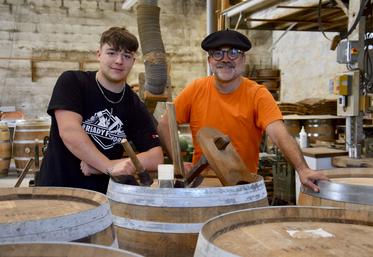 Simon et Jean-Baptiste Chenu dans l'atelier de la Tonnellerie 109 à Bassac.