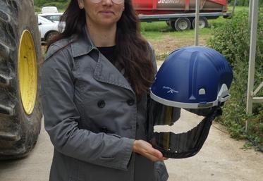 Sandie Cousson, conseillère en prévention de la MSA Poitou, présente un casque à ventilateur intégré, le 28 mai 2024 à Vouhé.