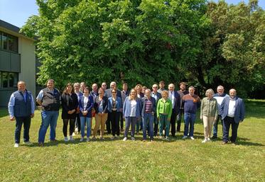 Le 3 juin, le soleil était au rendez-vous. Les médaillés et les partenaires ont pu déguster des produits de certains producteurs présents dans le jardin de la chambre d'agriculture à Vouillé.