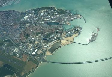 Les ports de commerce de La Pallice, de pêche à Chef-de-Baie et de plaisance aux Minimes (en arrière-plan) jouent un rôle non négligeable dans l'économie du territoire rochelais et de la région au-delà.