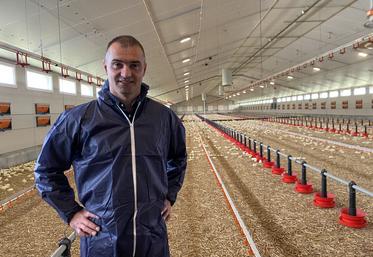 Mickaël Gatard, dans son élevage de poulets de la Forêt-sur-Sèvre.