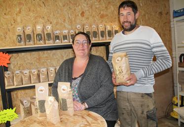 Jennifer Fiot et Damien Berthonneau ont lancé la vente directe de leurs lentilles et pois chiche cette année. Ils proposent aussi des graines pour oiseaux.