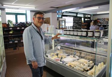 Sylvain Fouilhe a repris le magasin d'alimentation "Le panier sympa" à La Trimouille en janvier dernier.