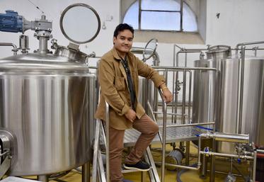 Mickael Phantarasmy devant les cuves de sa brasserie Nakha Beer à Segonzac.