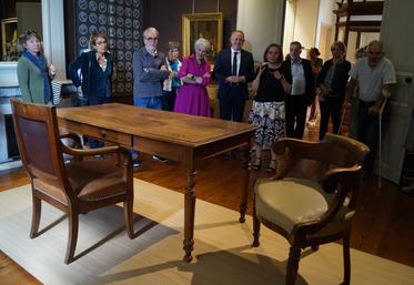 La salle du Bureau du négociant est encore un peu nue et devait bientôt s'enrichir d'un coffre, de facs similés..., a signalé la directrice des musées à Jérôme Sourisseau et Nicole Roy.