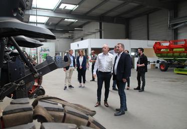 Alain Pichon a visité l'atelier de Dousset Matelin, s'arrêtant devant cet Axion 930 Terra-trac, que les ouvriers étaient en train d'équiper de chenilles.