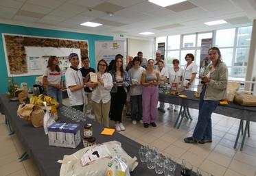 Le lycée a été distingué parce qu'il dédie 11 % du budget de sa cantine à des achats de produits issus du commerce équitable et met régulièrement en valeur son engagement en faveur de cette consommation. 