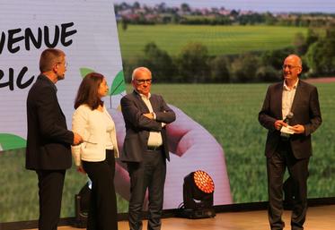 Le nouveau directeur de Terrena, Eric Forin (à droite) a pris ses fonctions le 10 juin, succédant à Alain Le Floch (ici aux côtés de son épouse Lisa).