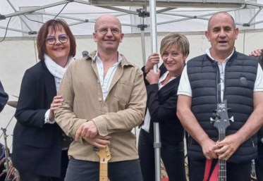 Alain, 3e en partant de la droite, s'éclate au sein du groupe Les Chianteuses et Scie.