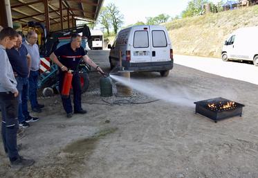 Jérôme Pezy a fait une démonstration d'utilisation d'un extincteur à eau.