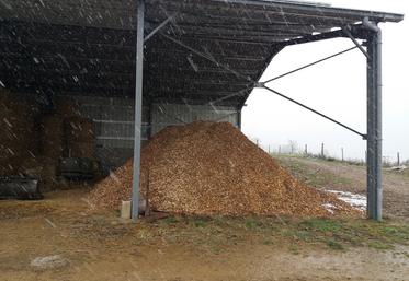 Le tas de plaquettes sèche sous la forme d'un dôme de 3 m de haut minimum.