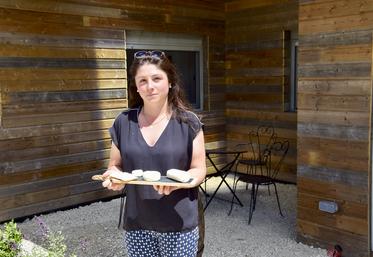 Émilie Lagache a commencé la production de ses fromages de chèvre au printemps.