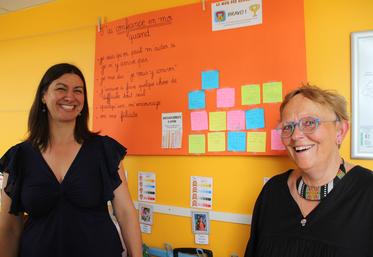 À l'école maternelle Bonnet Laffont de Valence-en-Poitou, on est fier d'avoir reçu le label "Édusanté" de niveau expert. Ici, Barbara Gonçalves, enseignante de GS (à gauche) et Odile Laroussinie, de lPS et directrice.