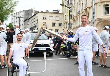 En fauteuil roulant, Enzo Bruno a porté la flamme olympique à Boulogne-sur-Mer le 3 juillet.