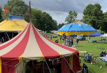 D'immenses chapiteaux jalonnent la vallée derrière la mairie de Saint-Martin.