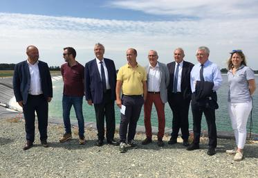 Thierry Boudaud (au centre, en jaune) en juin 2023 lors de la rencontre des différentes parties impliquées dans l'utilisation de l'eau agricole, dont trois sénateurs, sur le site de la réserve de Mauzé-sur-le-Mignon.
