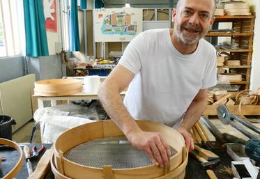 Florian Houdmon est aujourd'hui à la tête de la seule Tamiserie de France, à Châtellerault.