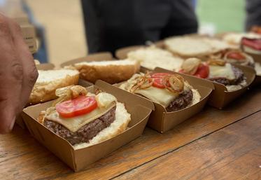 Les burgers servis dimanche seront à base de viande produite localement.