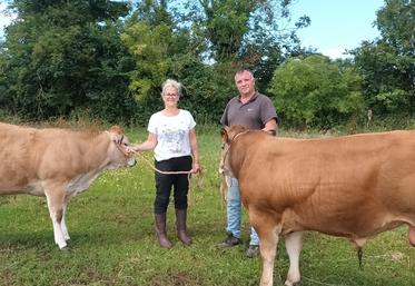 Karine et Sébastien Condé, éleveurs de Parthenaises dans le Calvados, participeront au concours national avec Unique, génisse de 10 mois et Ultra Bon, mâle de 9 mois.