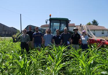 De gauche à droite : Amélie Suteau (Landreau Solutions), Albert Rémy (alternant Landreau), Thomas Largeau (ETA), Gaël Chevalier (céréalier volontaire dans le protocole), Thomas Henry (animateur EPTB), Jérôme Fauriot (CA 17-79), Ewen Tumoine, conseiller agronomie  et Edwige Hermouet, conseillère agro-environnement (CA 17-79)