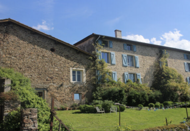 La ferme-auberge de La Poule Rousse attire une clientèle régulière et locale, loin des chemins touristiques.