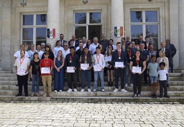 Les apprentis, leurs maîtres de stage et parents ont posé sur les marches de la préfecture de Charente, jeudi 11 juillet 2024 à Angoulême.