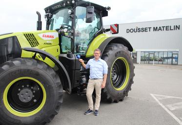 Werner Berger, président de Serco France, devant un tracteur de 300 chevaux, faisant partie des modèles de la marque Claas les plus récents.