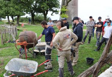 Le chanvre peut être utilisé de plusieurs façons différentes : en laine comme isolant et en béton, sous forme de plaques ou de blocs. La journée Main à la pâte, à destination des professionnels du bâtiment a permis de se familiariser avec ce matériau assez nouveau.