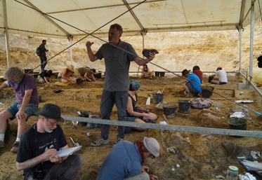 Le paléontologue Ronan Allain détaille les nouvelles découvertes réalisées sur le site d'Angeac-Charente.