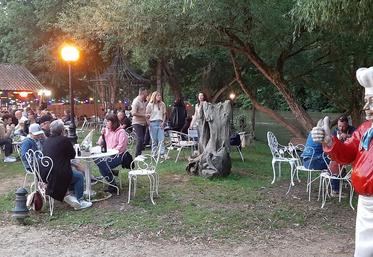 La guinguette de La Ferme du Pont à Dissay est ouverte du jeudi au samedi de 17h à minuit et le dimanche de 12h à 19h.