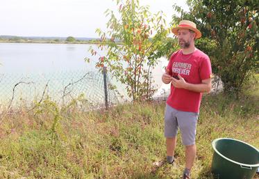 Guillaume Chamouleau sur le site de sa réserve d'irrigation (et à côté d'une bassine). "L'évaporation est un faux problème. C'est moins de 5 % du volume", insiste l'agriculteur.