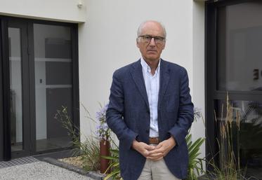 François Bonneau, sénateur de la Charente, devant sa permanence à Rouillac.