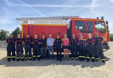 L'équipe des sapeurs-pompiers professionnels et volontaires mobilisés pour l'exercice, autour de Cécile Rimbaud et Jean-Marc Renaudeau, président de la chambre d'agriculture des Deux-Sèvres.