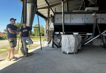 Jean-François et Aurélien Rousseau ont investi il y a quelques mois dans ce trieur à façon.