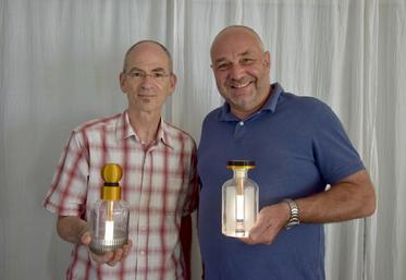 Larry Skoller et Alban Petiteaux présentent les deux prototypes de leur invention : Solentra.