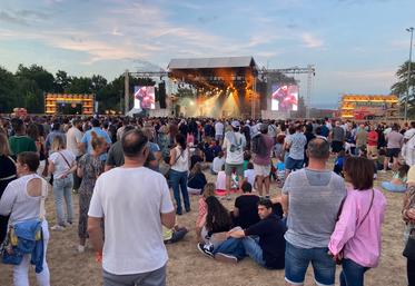 Certains festivaliers écoutaient les concerts paisiblement assis dans l'herbe, ce qui n'était pas possible avant, sur le bitume des Quais.