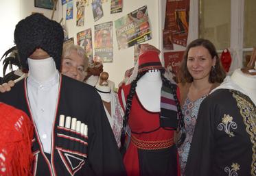 Christine Coursaget et Delphine Gard, du Festival de Confolens, au milieu des costumes traditionnels collectionnés au fil des ans, et qui feront l'objet d'une exposition.