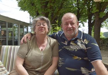 Sandrine et Erick Boux sur la terrasse de leur restaurant, à Soyaux.