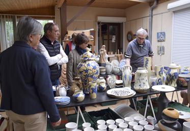 Jacques Marchand a présenté ses œuvres et fait visiter son atelier aux représentants de la Chambre de métiers et à des élus.