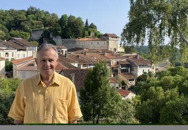 Charles Audoin, maire et président de l'Office de tourisme du sud-Charente note que le village accueille une grande diversité de nationalité. "C'est une chance pour Aubeterre", estime l'élu