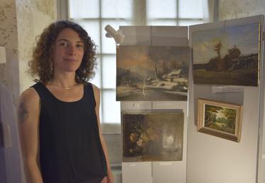 Leslie Gaillard est restauratrice de tableaux, installée à Cierzac, en Charente-Maritime.