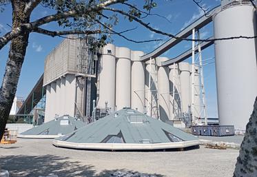 Les coupoles des cellules du silo Bertrand-2 de la Sica Atlantique étaient au sol mi-juillet pour permettre la réfection des installations.