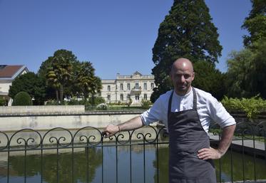 Le chef Anthony Carballo dans le parc de l'hôtel La Nauve, à Cognac.