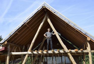 Cyril Jallerat construit sa maison en châtaignier à Parzac.