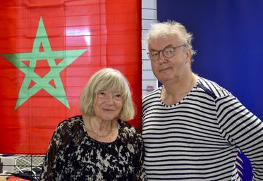 La réalisatrice Marie-France Brière et le producteur Dominique Besnehard. Les co-délégués du Festival du film francophone d'Angoulême posent devant un drapeau marocain, dont le cinéma est mis en avant cette année.