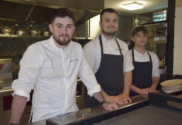 De gauche à droite : le chef Mickael Clautour, Pierre Okotnikoff, chef de partie, et Ethan Plaize, stagiaire.