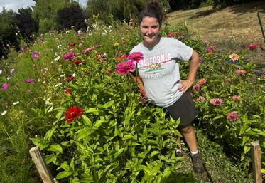 Estelle Henry produit des légumes, mais aussi des fleurs qu'elle vend aux fleuristes locaux ou organisateurs de mariages.