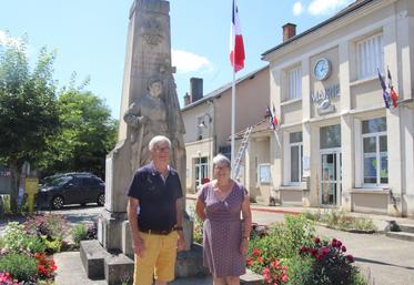 Gilles et Annette Bossebœuf finalisent les préparatifs de la journée de commémoration.