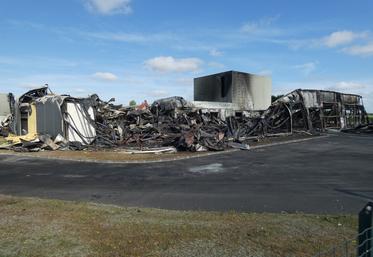 L'incendie a détruit toute l'unité de production de St-Genis-de-Saintonge.