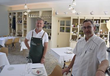 Patrice Devaine et Pascal Pressac, dans la salle de leur nouveau restaurant à Chasseneuil.